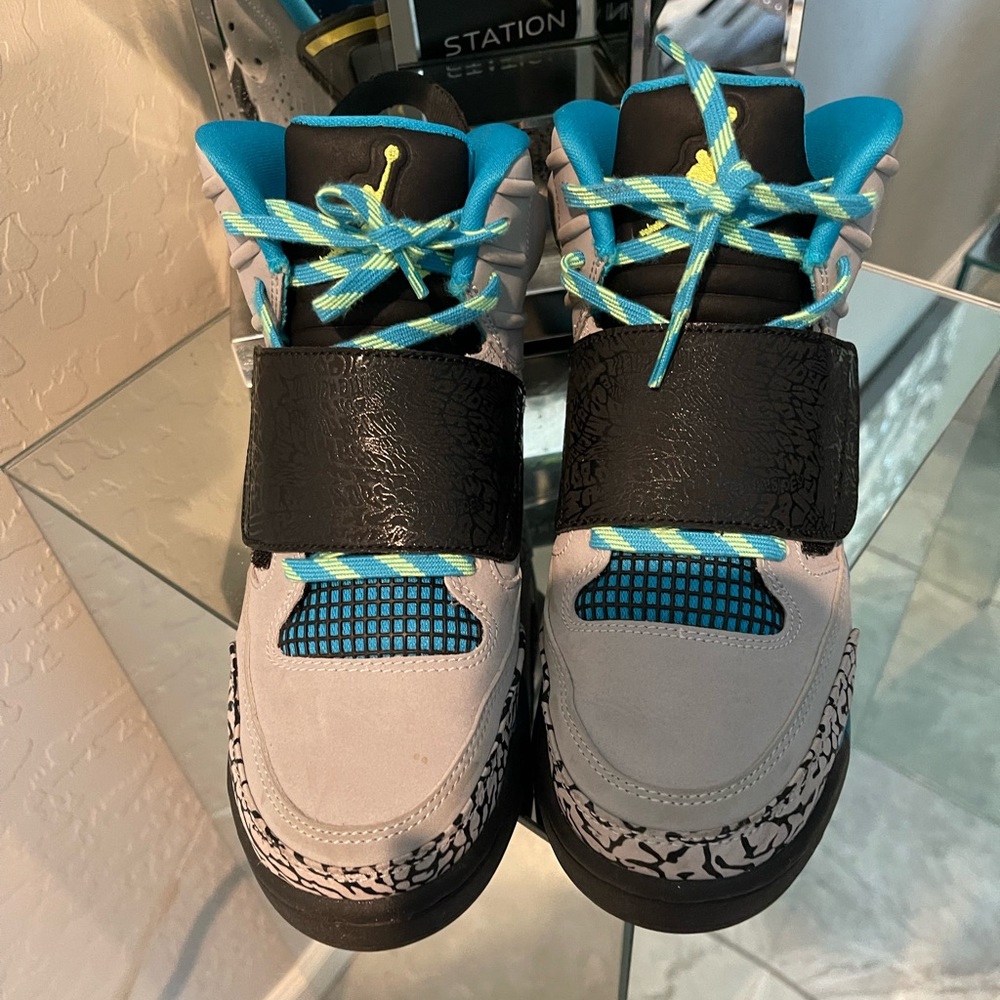 Jordan sneakers in a size 5 young men and 7 women